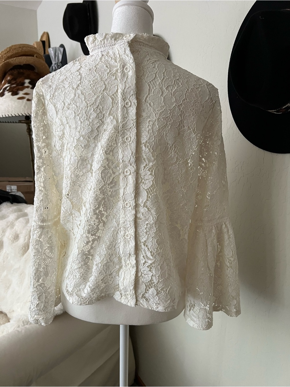 BB Dakota Wild Heart Cream Lace Button-Back Blouse - Boutique Size M
